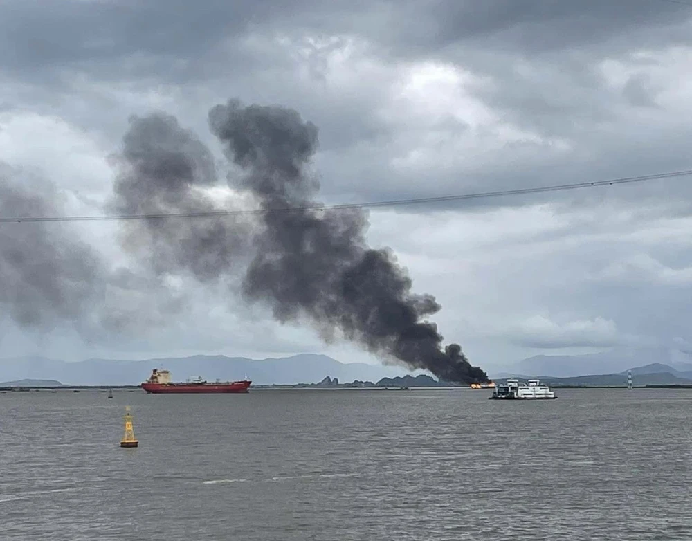 Đám cháy nhìn từ xa. Ảnh: Anh Vũ