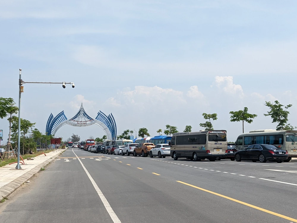 Đường vào bến phà Cái Viềng để di chuyển từ đảo Cát Bà về Hải Phòng hay xảy ra ùn tắc vào ngày cuối tuần. Ảnh: AV