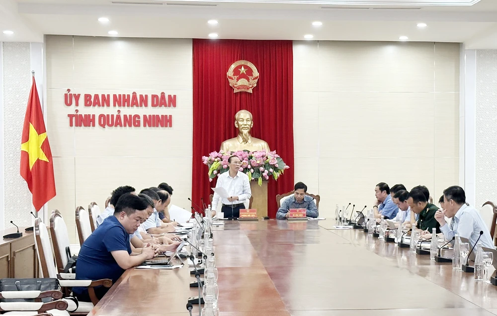 Thứ trưởng Phùng Đức Tiến làm việc với tỉnh Quảng Ninh về chống khai thác IUU. Ảnh: CQ Phùng Đức tiến