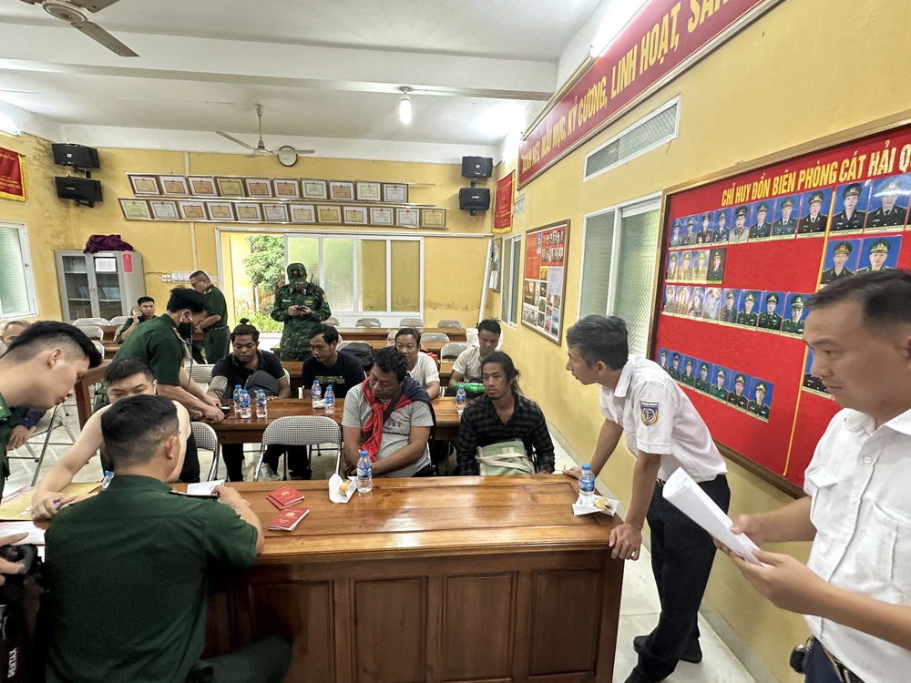 Thủy thủ tàu GLORY quốc tịch Hong Kong (Trung Quốc) tại Đồn biên phòng Cát Hải. Ảnh: Cảng vụ Hàng hải Hải Phòng