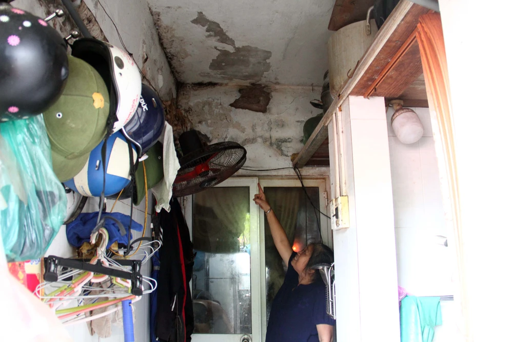 Nhiều khu vực trong nhà cũng đều đã bị bong tróc vữa trần. Ảnh: NGỌC SƠN