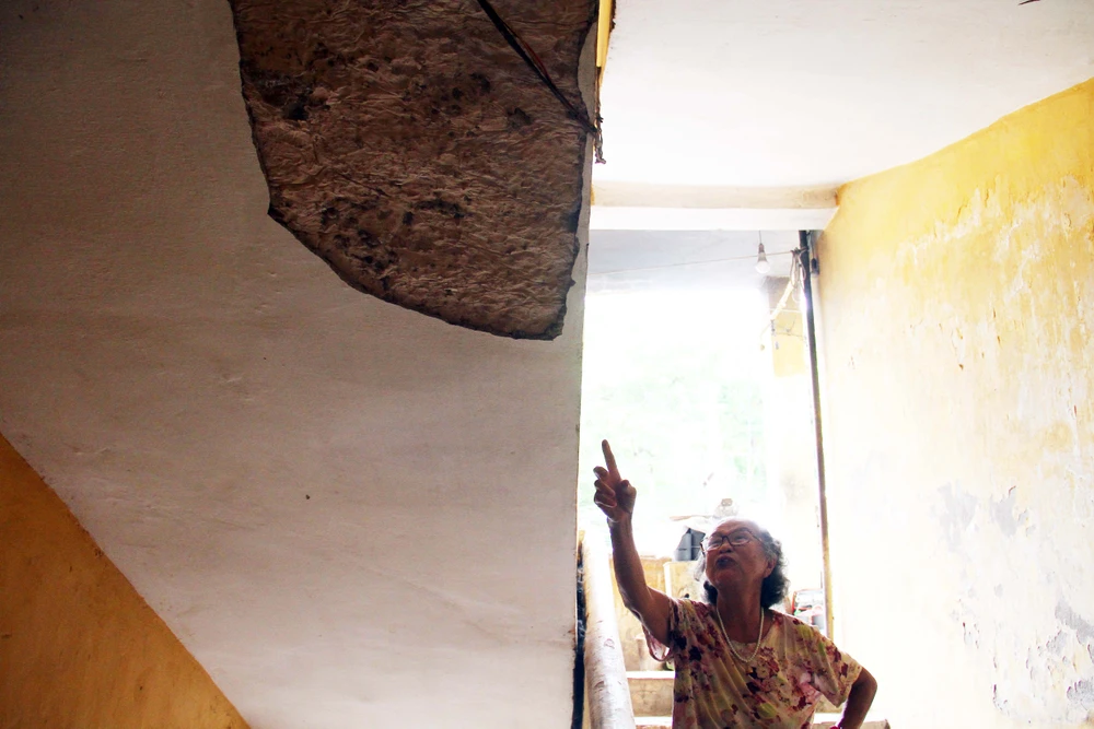 Trần cầu thang cũng bị bong vữa. Ảnh: Ngọc Sơn