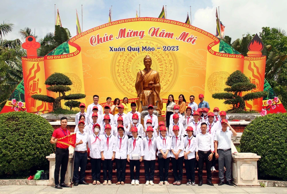 Khu di tích quốc gia đặc biệt Đền thờ Trạng Trình Nguyễn Bỉnh Khiêm ngày nay trở thành điểm du lịch văn hoá tâm linh hấp dẫn của thành phố Hải Phòng, thu hút đông đảo du khách, đặc biệt là các em học sinh. Ảnh: NGỌC SƠN