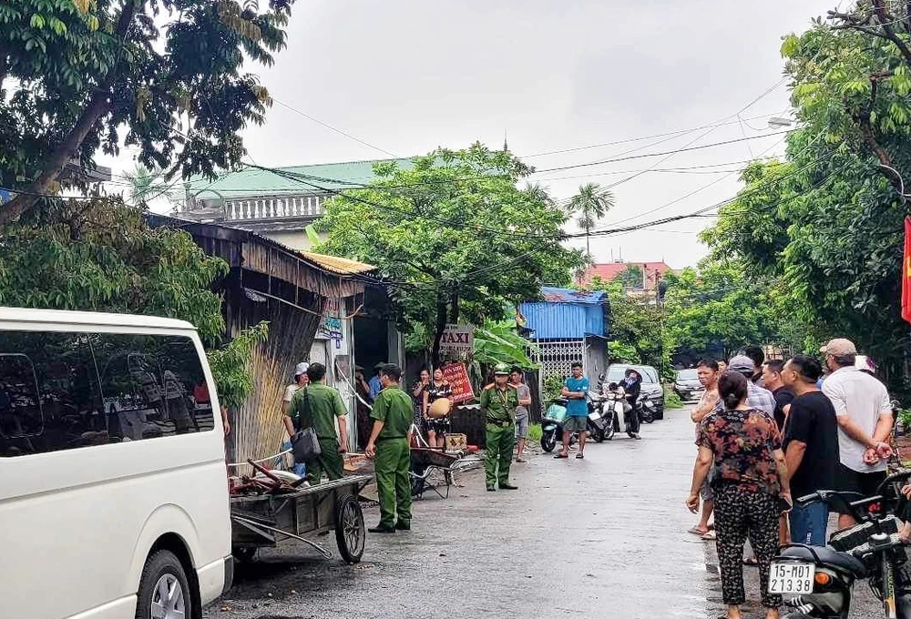 Lực lượng công an điều tra, làm rõ nguyên nhân vụ cháy sau khi dập tắt đám cháy. Ảnh: AV
