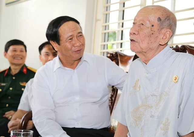 Cố Phó thủ tướng Lê Văn Thành thăm hỏi các gia đình chính sách, người có công, Đảng viên cao tuổi khi còn là Bí thư Thành uỷ Hải Phòng