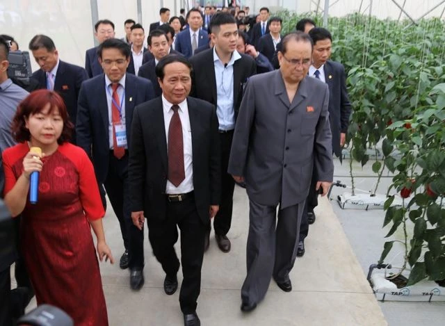 Cố Phó thủ tướng Lê Văn Thành (giữa) dẫn đoàn công tác lãnh đạo cấp cao Đảng lao động Triều Tiên thăm thành phố khi còn giữ chức Bí thư Thành uỷ Hải Phòng