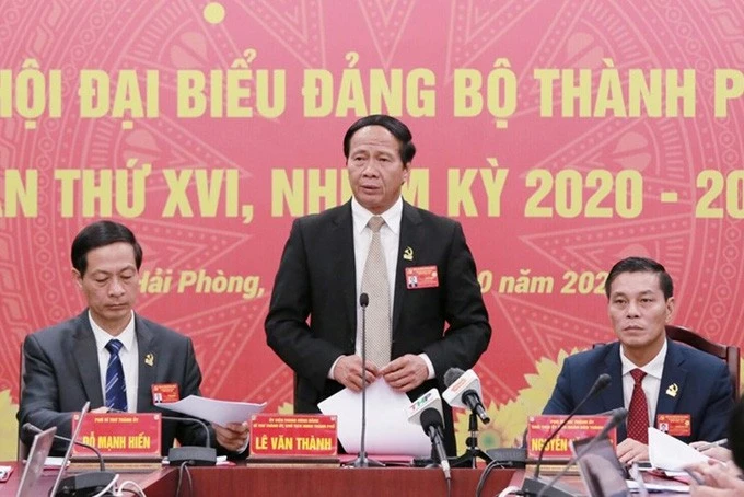 Cố Phó thủ tướng Lê Văn Thành (giữa) khi còn giữ chức Bí thư, Chủ tịch HĐND TP Hải Phòng