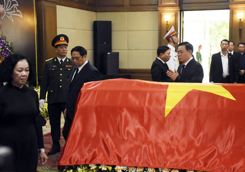 Các lãnh đạo tiễn biệt Phó Thủ tướng Lê Văn Thành. Ảnh: ANH VŨ