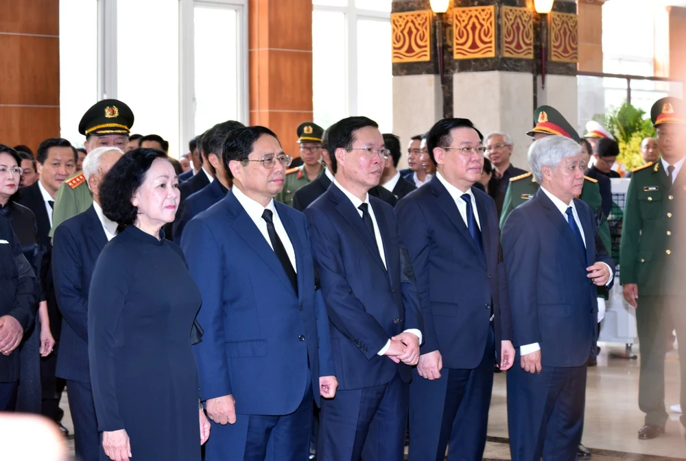 Đúng 9 giờ, lễ viếng được bắt đầu. Đoàn Ban Chấp hành Trung ương Đảng do Thường trực Ban Bí thư, Trưởng Ban Tổ chức Trung ương Trương Thị Mai làm Trưởng đoàn vào viếng. Ảnh: ANH VŨ