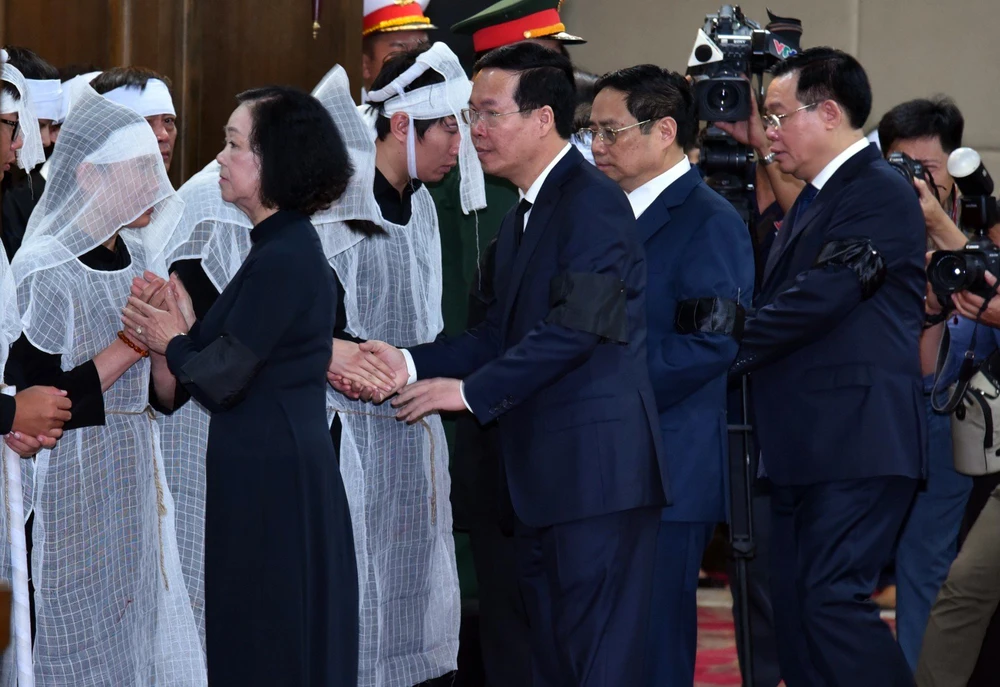 Các lãnh đạo Đảng, Nhà nước, Chính phủ, Quốc hội gửi lời chia buồn đến gia quyến Phó Thủ tướng Lê Văn Thành. Ảnh: ANH VŨ