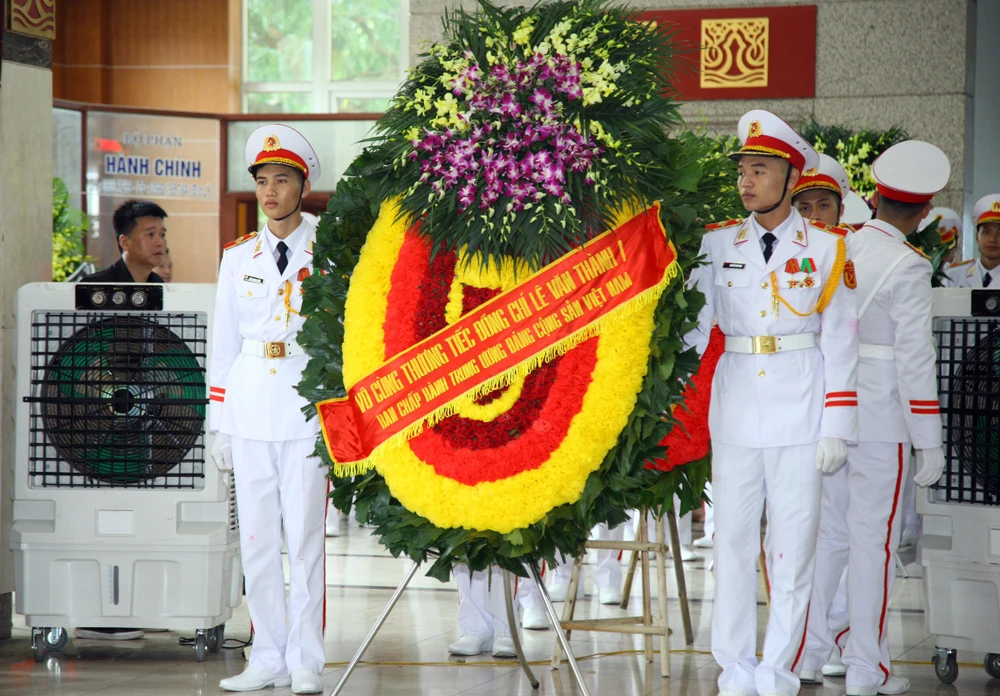 Vòng hoa viếng của Ban Chấp hành Trung ương Đảng Cộng sản Việt Nam. Ảnh: ANH VŨ