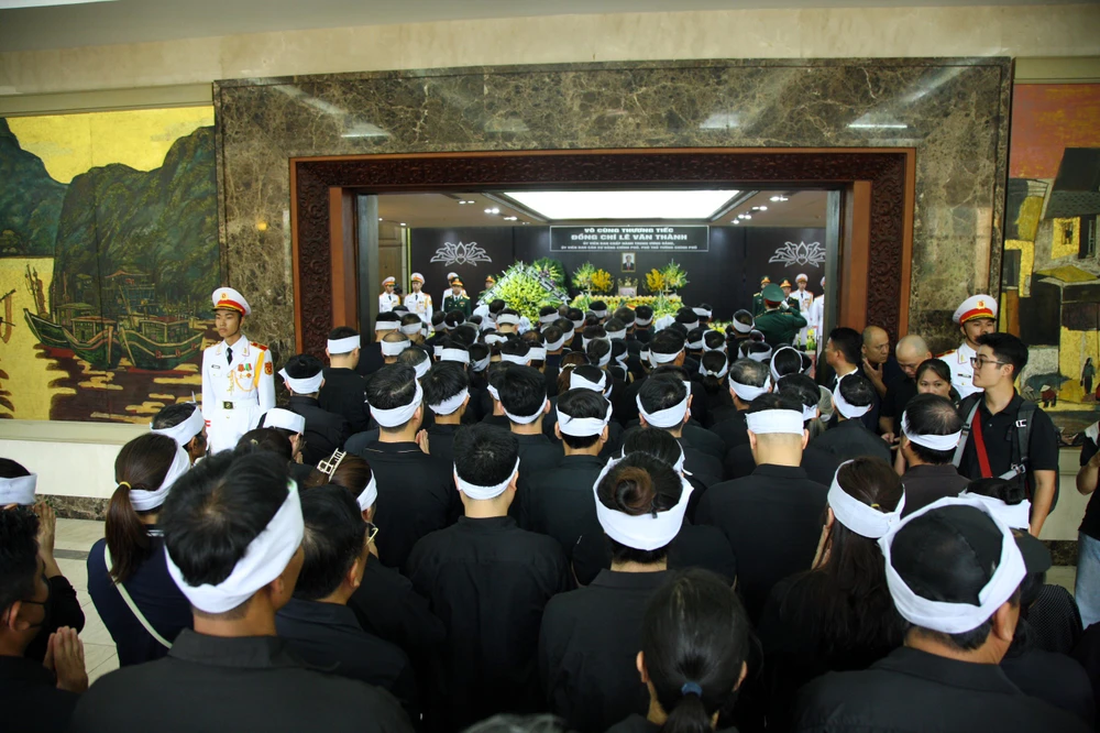 Trước khi lễ viếng cấp nhà nước chính thức bắt đầu, gia đình Phó Thủ tướng Lê Văn Thành làm lễ viếng. Ảnh: ANH VŨ