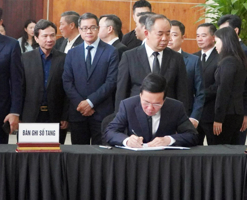 Chủ tịch nước Võ Văn Thưởng ghi sổ tang Phó Thủ tướng Lê Văn Thành. Ảnh: ANH VŨ