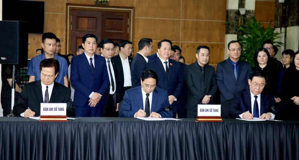 Các lãnh đạo, nguyên lãnh đạo Chính phủ, Quốc hội ghi sổ tang Phó Thủ tướng Lê Văn Thành. Ảnh: ANH VŨ
