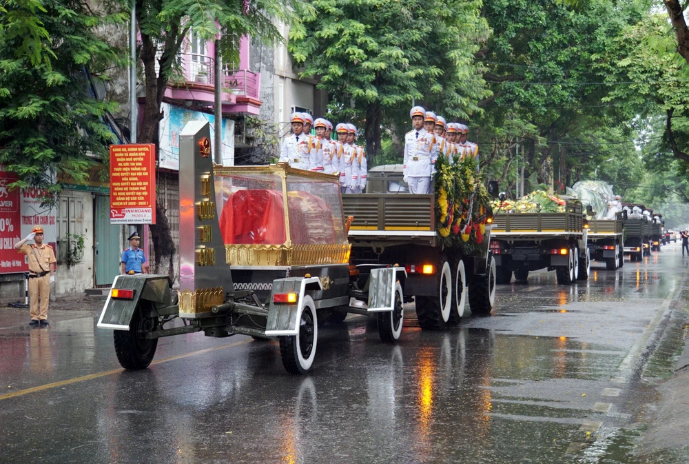 Di chuyển linh cữu ông Lê Văn Thành lên Linh xa về an nghỉ tại nghĩa trang quê nhà. Ảnh: ANH VŨ
