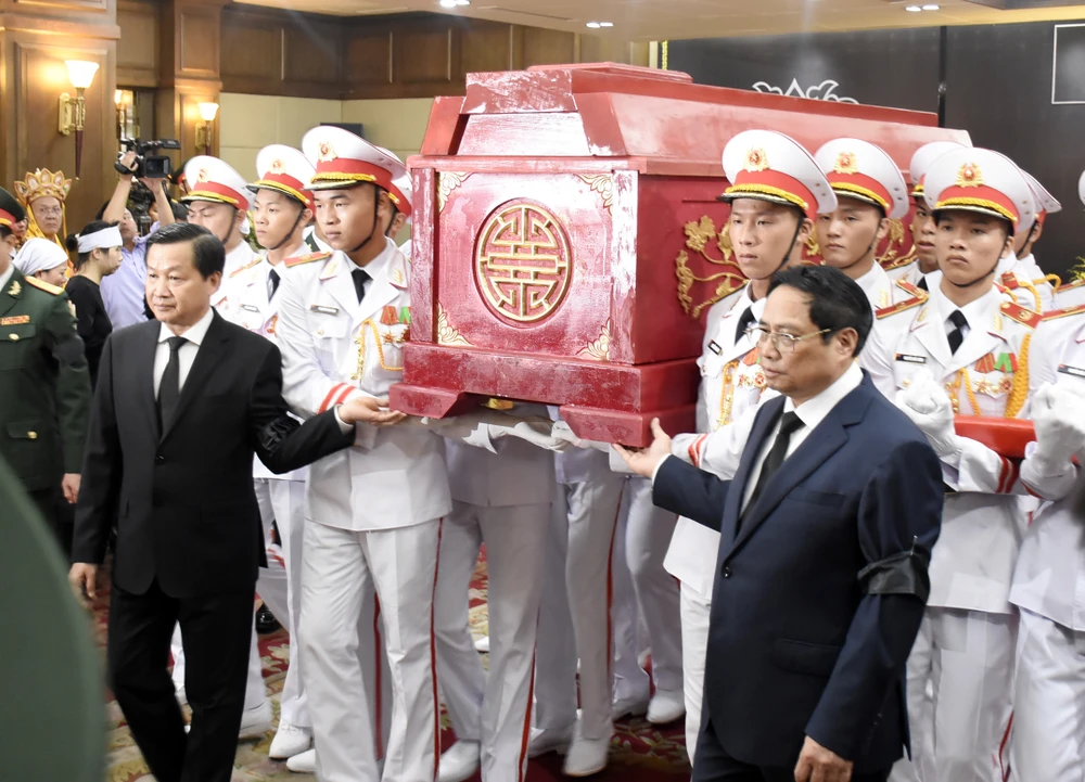 Thủ tướng Phạm Minh Chính, Phó Thủ tướng Lê Minh Khái tiễn đưa Phó Thủ tướng Lê Văn Thành. Ảnh: ANH VŨ