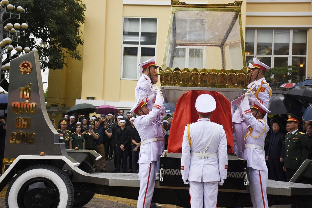 Di chuyển linh cữu ông Lê Văn Thành lên Linh xa về an nghỉ tại nghĩa trang quê nhà. Ảnh: ANH VŨ