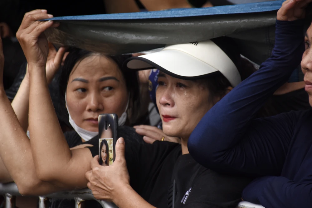 Nhiều người không giấu nổi sự xúc động khi đưa tiễn Phó Thủ tướng Lê Văn Thành. Ảnh: ANH VŨ