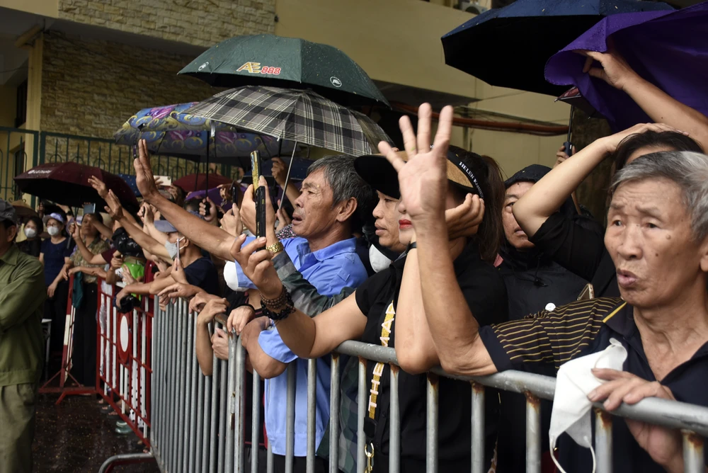 Người dân có mặt ở Trung tâm hội nghị TP Hải Phòng, đội mưa, tiễn biệt Phó Thủ tướng Lê Văn Thành. Ảnh: ANH VŨ