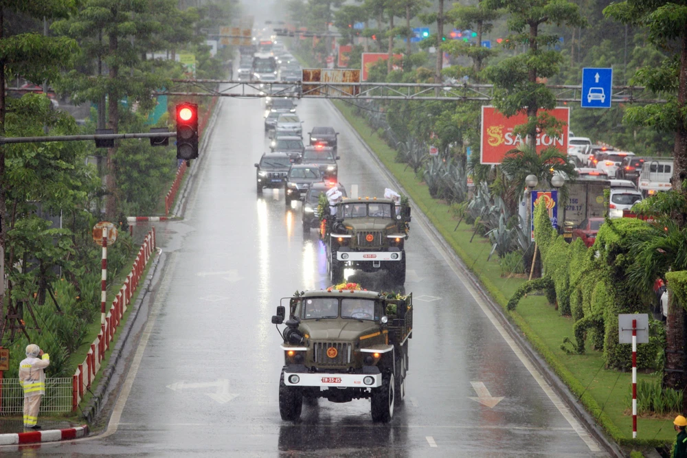 Di chuyển linh cữu ông Lê Văn Thành lên Linh xa về an nghỉ tại nghĩa trang quê nhà. Ảnh: ANH VŨ