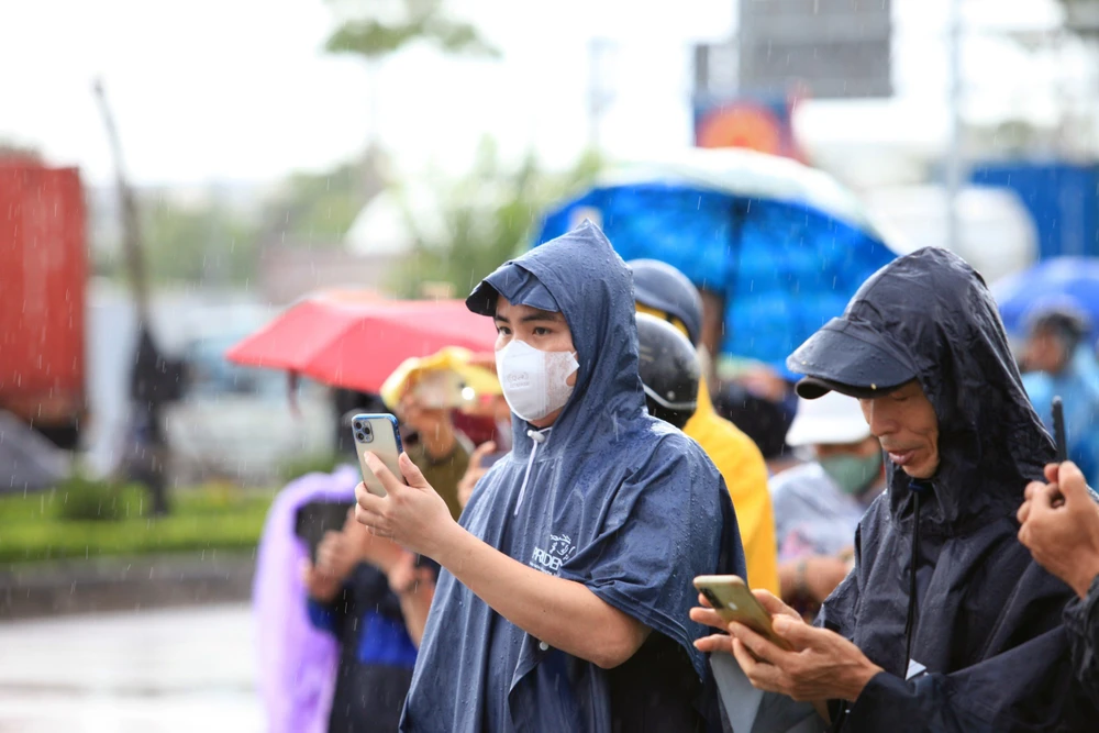 Nhiều người dân có mặt tại hai bên đường linh xa đi qua để tiễn biệt Phó Thủ Tướng Lê Văn Thành. Ảnh: ANH VŨ