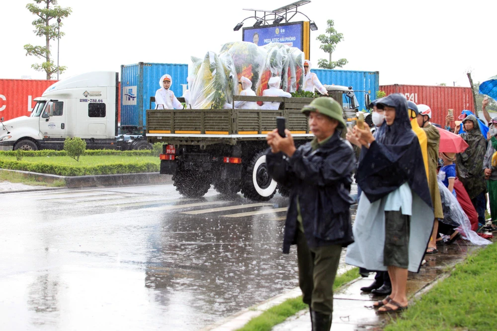 Nhiều người dân có mặt tại 2 bên đường linh xa đi qua để tiễn biệt Phó Thủ Tướng Lê Văn Thành. Ảnh: ANH VŨ