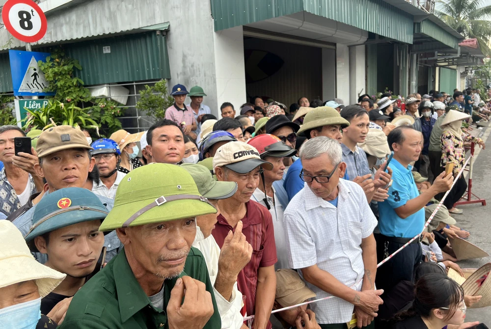 Tại quê nhà Vĩnh Bảo của Phó Thủ tướng Lê Văn Thành, trời không mưa, nhiều người dân có mặt từ sáng sớm để "chào đón" người con ưu tú của quê hương về với đất mẹ. Ảnh: ANH VŨ
