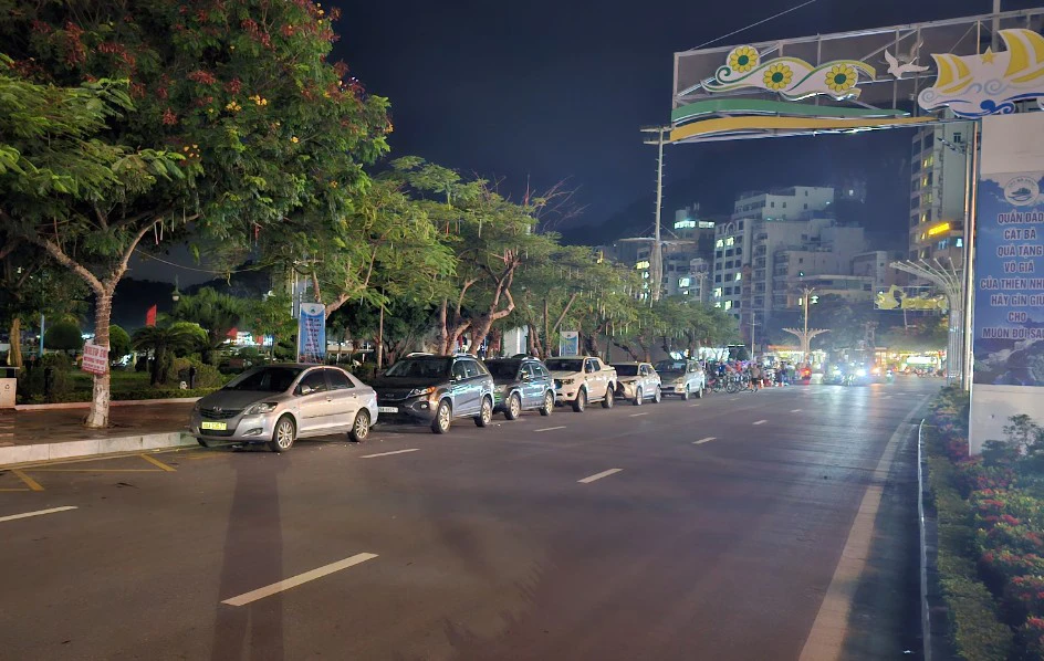 Sự cố khiến toàn đảo Cát Bà mất điện, đèn đường không thể bật, đường phố cũng tối hơn bình thường. Ảnh: ANH VŨ