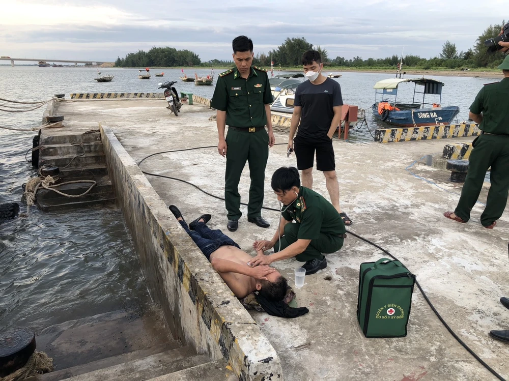 Sau khi cứu nạn thành công, quân y Đồn biên phòng Cát Hải tổ chức sơ cứu cho nạn nhân. Ảnh: Anh Vũ