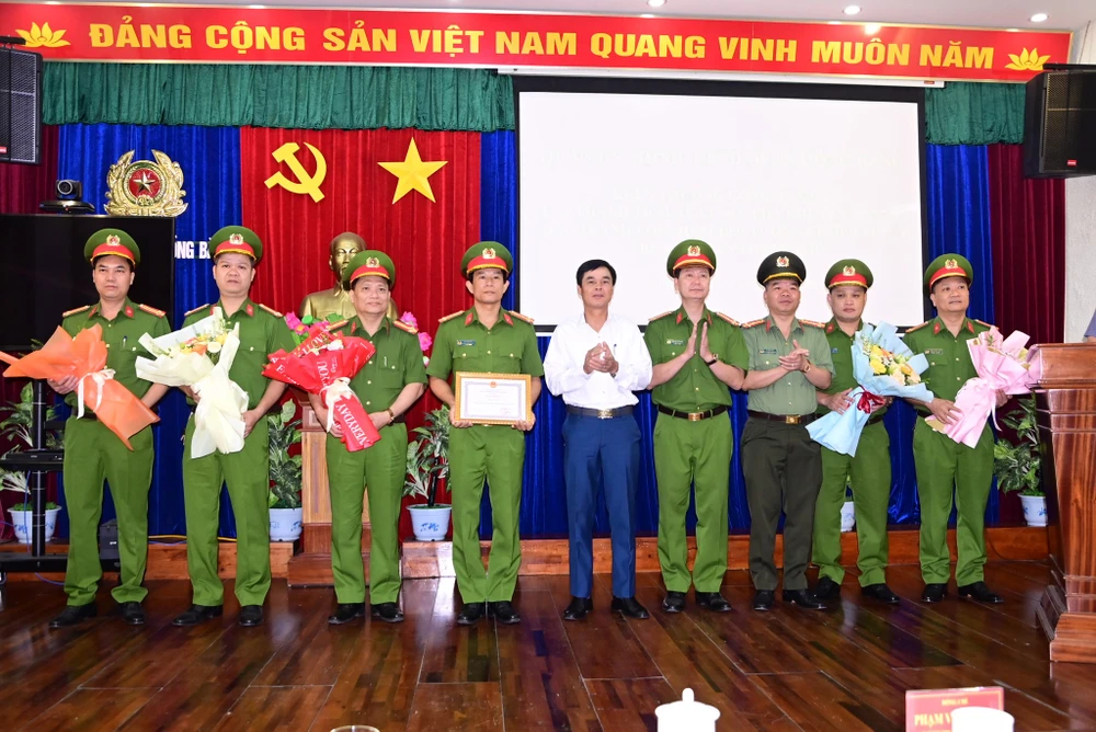 Quận Hồng Bàng, TP Hải Phòng khen thưởng các chiến sĩ phá thành công Chuyên án đấu tranh với nhóm cướp tài sản trên địa bàn. Ảnh: CAHP