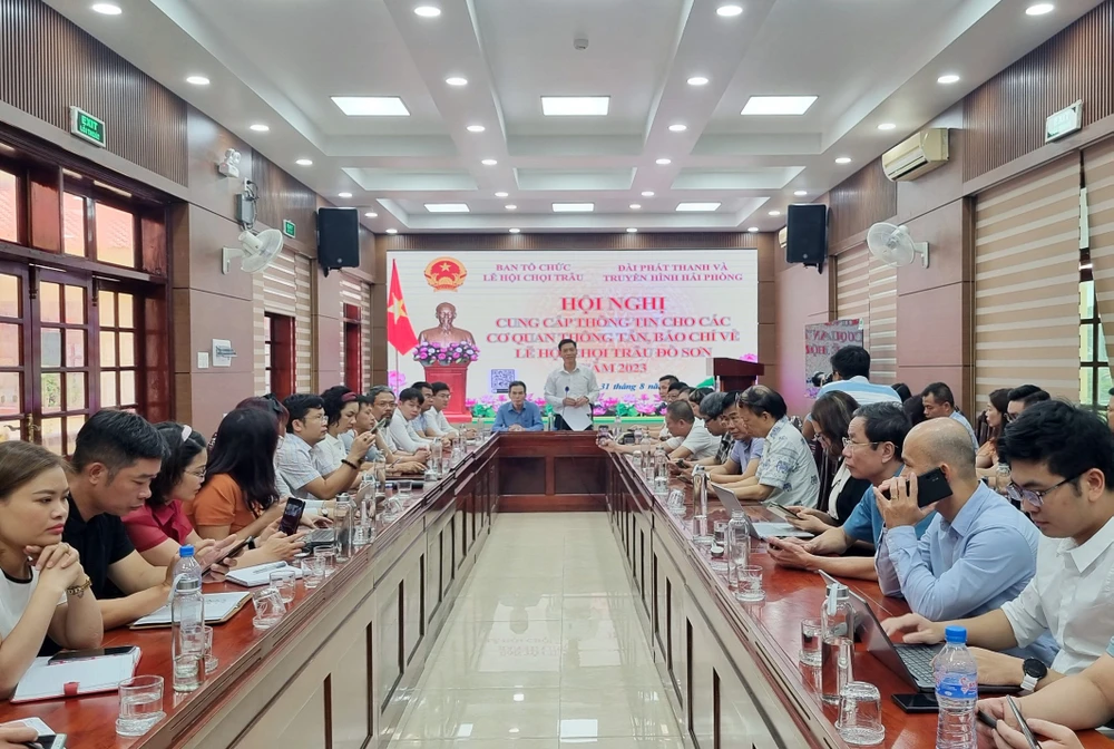 Ông Phạm Hoàng Tuấn, Phó Chủ tịch UBND quận Đồ Sơn, Trưởng ban tổ chức Lễ hội thông tin tại hội nghị. Ảnh: NGỌC SƠN