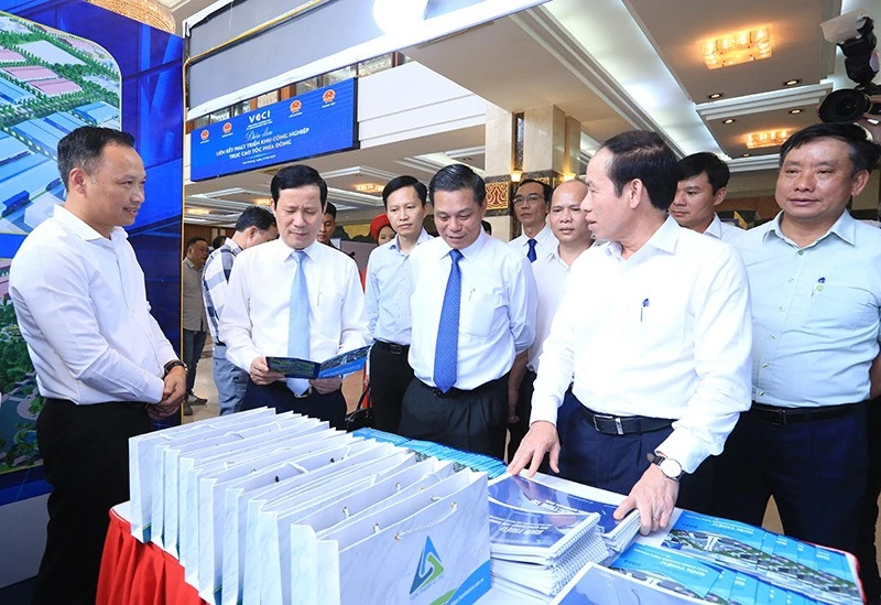 Các đại biểu tham quan triển lãm về các KCN trục cao tốc phía Đông