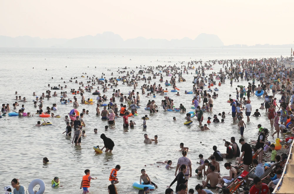 Bãi biển Bãi Cháy đông nghịt du khách đến nghỉ dưỡng, tắm biển. Ảnh: CTV