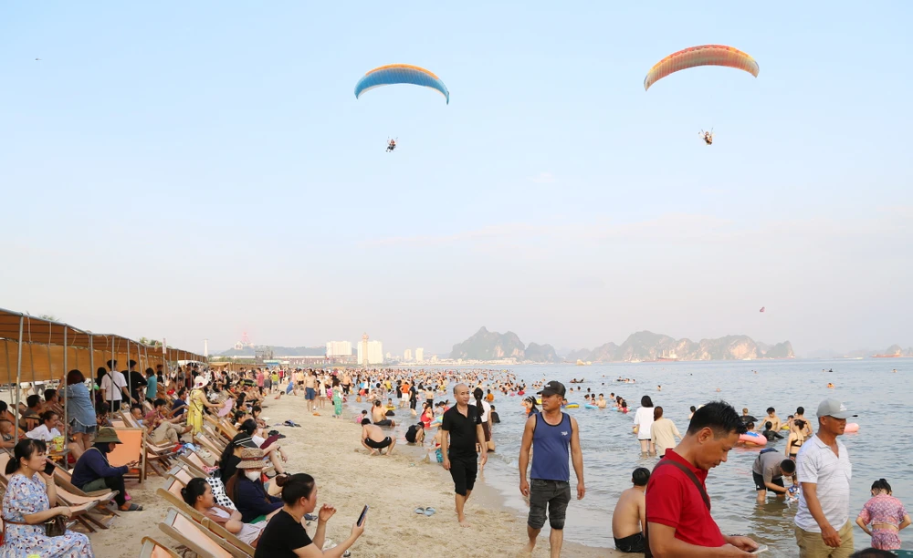 Bãi biển Bãi Cháy đông nghịt du khách đến nghỉ dưỡng, tắm biển. Ảnh: CTV