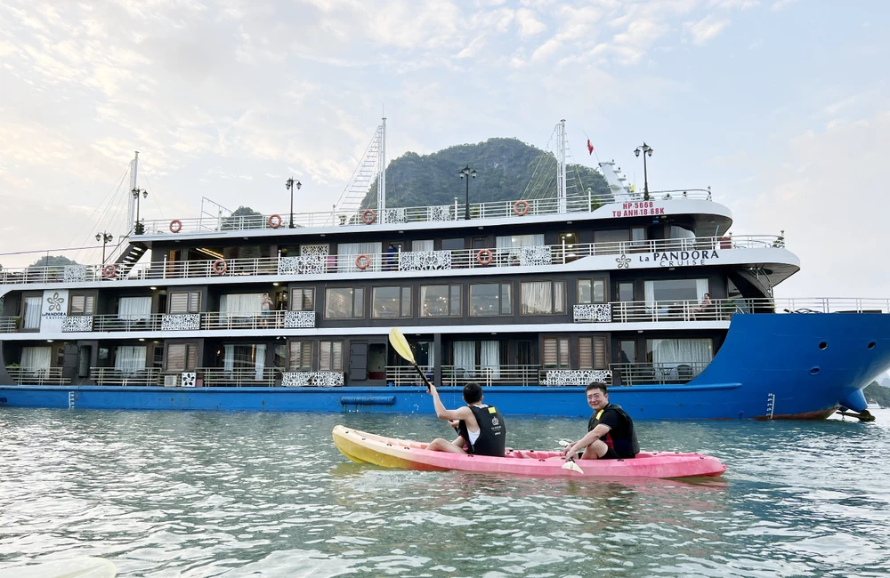 Sản phẩm lưu trú ngủ đêm trên các vịnh thuộc quần đảo Cát Bà tiếp tục thu hút du khách trong dịp nghỉ lễ này. Ảnh: Anh Vũ