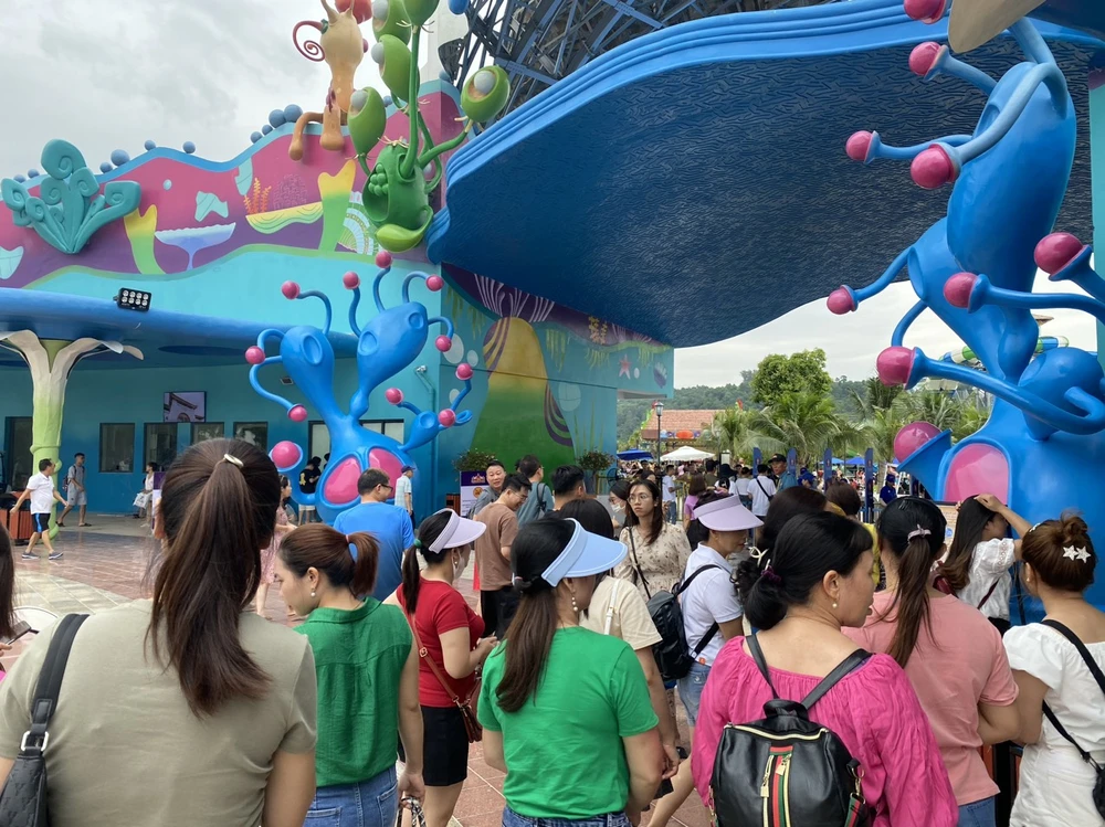 Sản phẩm công viên nước tại Đồ Sơn đưa vào hoạt động đúng dịp nghỉ lễ, thu hút đông đảo du khách. Ảnh: Anh Vũ