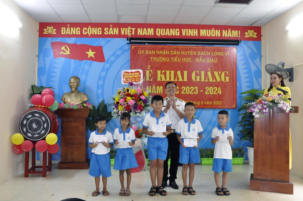 Lữ đoàn đặc công 126 tặng 5 phần quà đến các em học sinh. Ảnh: Nhà trường cung cấp