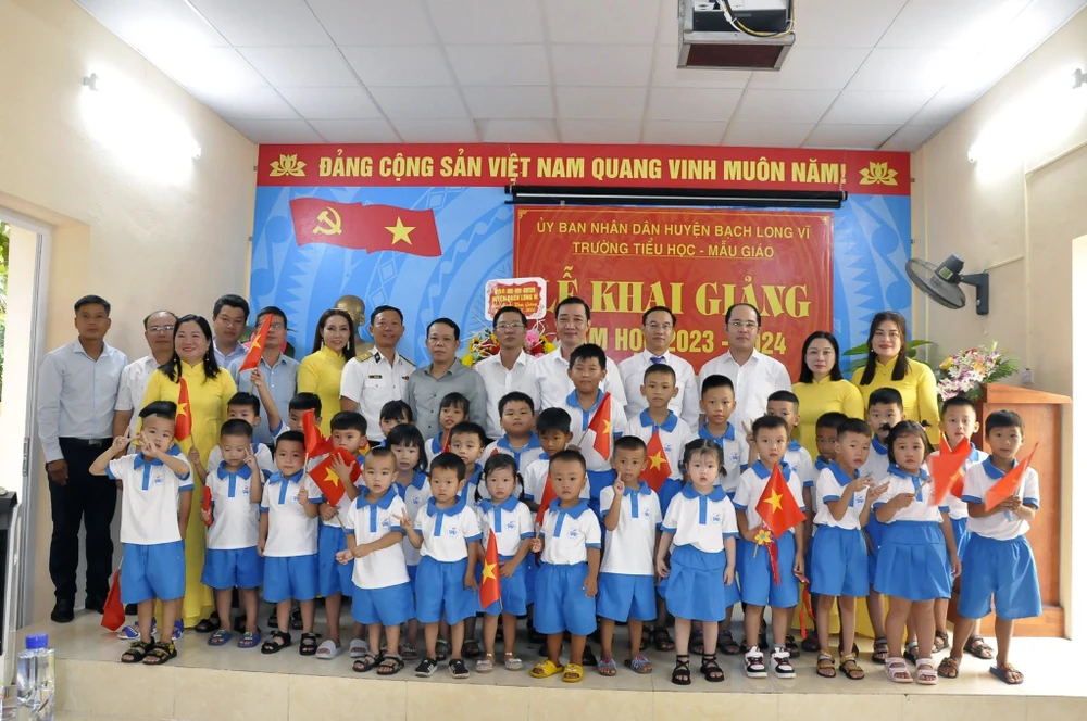 Thầy cô, học sinh trường TH-MG Bạch Long Vĩ hân hoan bước vào năm học mới. Ảnh: Nhà trường cung cấp