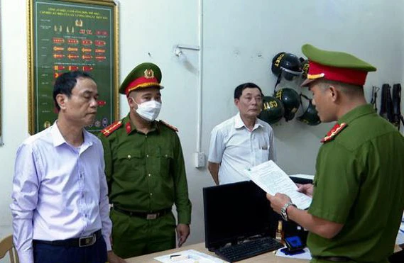 Cơ quan Cảnh sát điều tra Công an huyện Đông Hưng công bố các quyết định đối với Phí Đức Vui (áo tím, bên trái) và Lê Văn Luy (áo trắng, bên phải). Ảnh: Cổng CATB