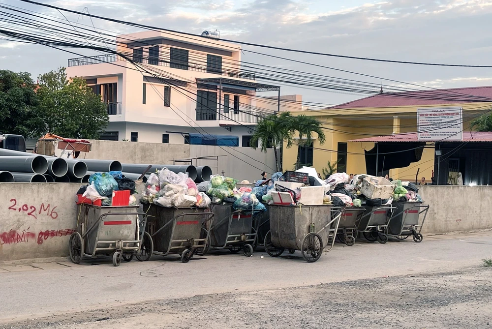 Xe rác tập kết trước khi đưa lên xe rác lớn xử lý và chở đi nơi khác. Ảnh: Người dân cung cấp