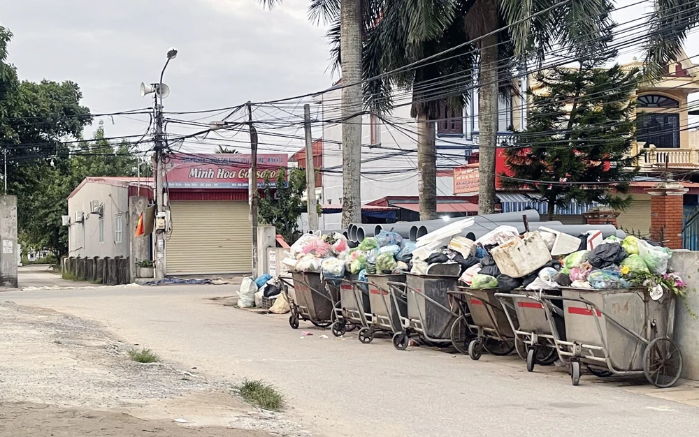 Xe rác tập kết trước khi đưa lên xe rác lớn xử lý và chở đi nơi khác. Ảnh: Người dân cung cấp