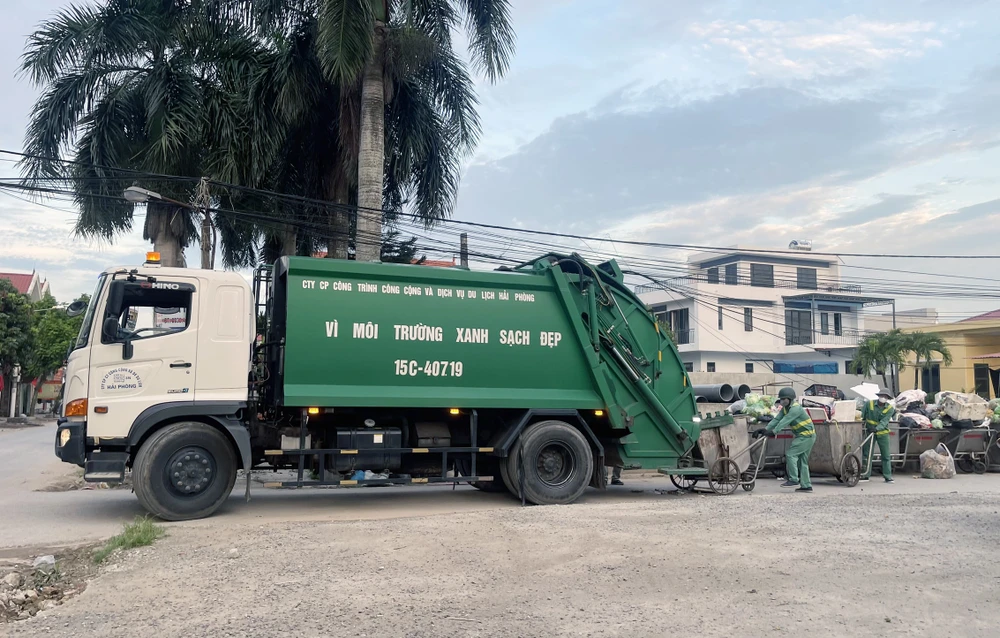 Quá trình tập kết, gom rác đưa lên xe xử lý kéo dài từ 5 giờ 30 đến 8 giờ sáng hàng ngày. Ảnh: Người dân cung cấp