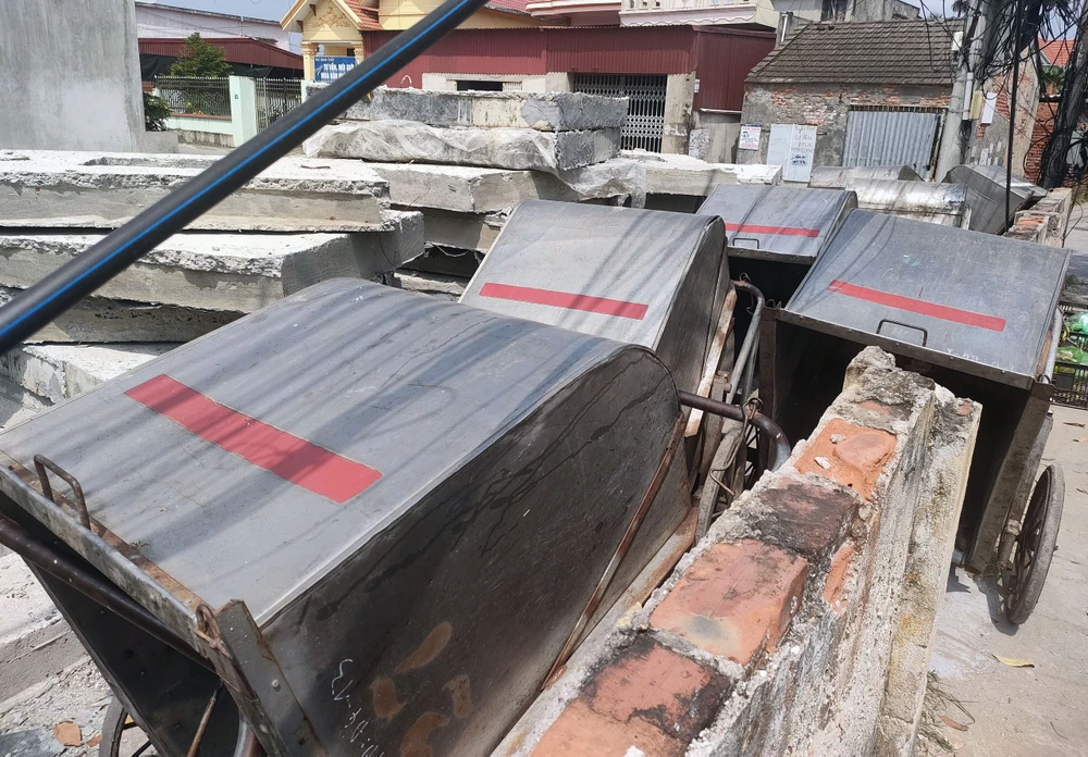 Sau khi thu gom, xe rác được vệ sinh, tập kết sau nhà văn hoá Quý Kim. Ảnh: Anh Vũ