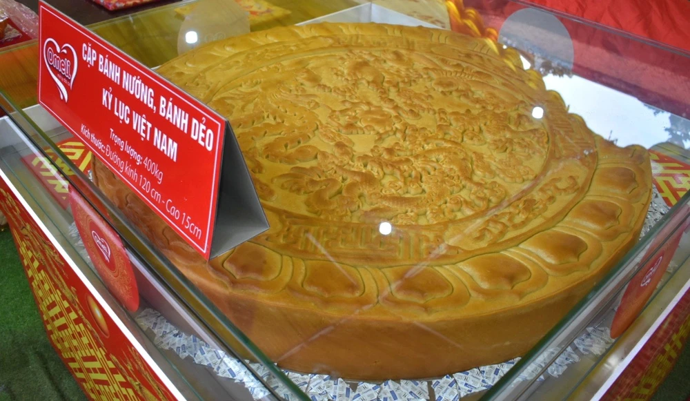 Cặp bánh trung thu lớn nhất Việt Nam sẽ được trưng bày tại Festival Chí Linh - Hải Dương. Ảnh: Trung Du Cặp bánh trung thu lớn nhất Việt Nam sẽ được trưng bày tại Festival Chí Linh - Hải Dương. Ảnh: Trung Du