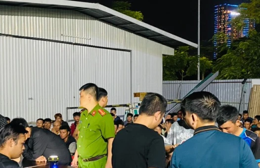 Công an thực hiện lấy mẫu xét nghiệm ma tuý ngay tại lán trại một công trình ở Quảng Ninh