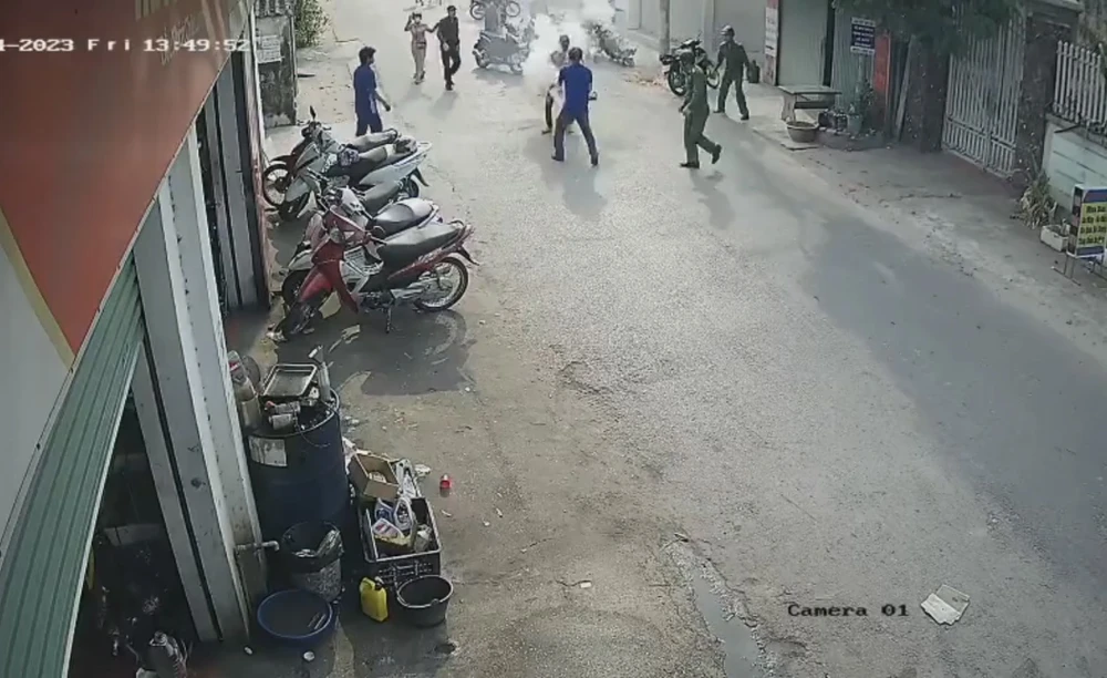 Người dân dùng bình cứu hoả dập lửa sau khi người đàn ông tẩm xăng, tự thiêu