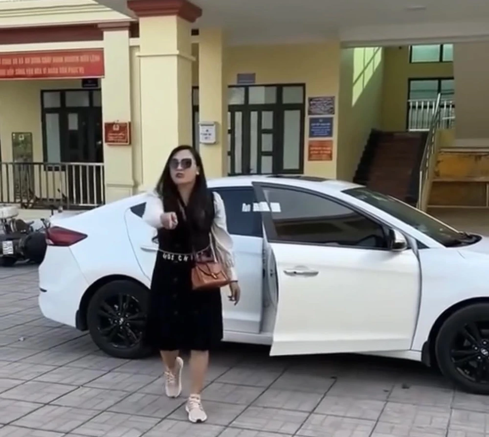 người phụ nữ vào trụ sở công an xã An Đồng chửi bới, thách thức, đạp đổ hàng loạt xe máy