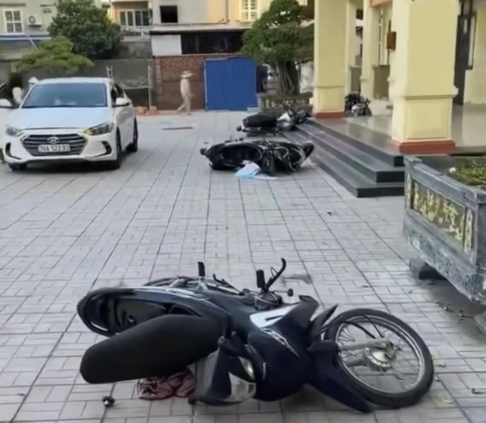 người phụ nữ vào trụ sở công an xã đạp đổ hàng loạt xe máy, thách thức, chửi bới