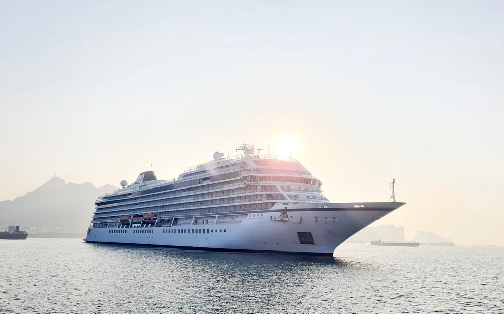 Tàu du lịch Trung Quốc Zhao Shang Yi Dun đưa theo hơn 700 khách đến với Quảng Ninh sáng nay