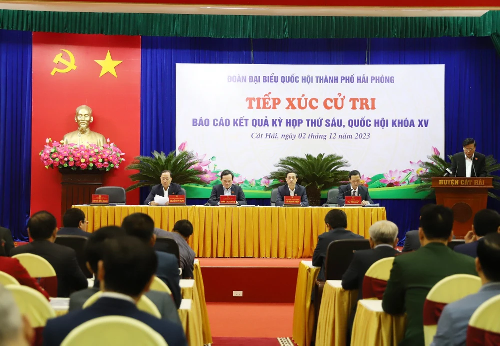 Phó Thủ tướng Trần Lưu Quang tiếp xúc cử tri tại huyện Cát Hải, Hải Phòng